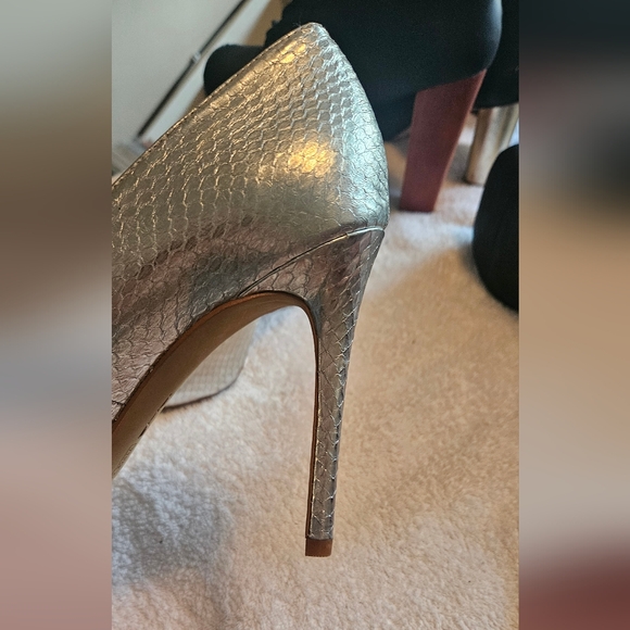 Vince Camuto metallic silver 4 inch heel - Picture 9 of 16